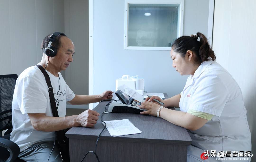 昌吉市為127名殘疾人適配助聽器和假肢:助聽器